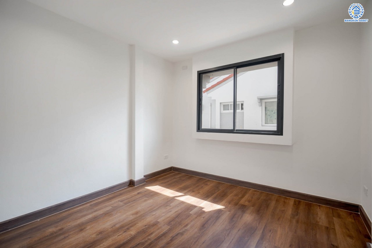 บ้านมือสองตกแต่งใหม่ ทาวน์เฮ้าส์ทำเลโซนเมือง! โครงการ เกร็ดแก้วการ์เด้น รัตนาธิเบศร์ ที่สุดของความคุ้ม! เนื้อที่ 32 ตร.ว. ฟังก์ชันระดับบ้านเดี่ยว 3 ห้องนอน 3 ห้องน้ำ 2 ที่จอดรถ ใกล้ทางด่วน "งามวงศ์วาน" และรถไฟฟ้าสายสีม่วง "สถานีบางกระสอ"